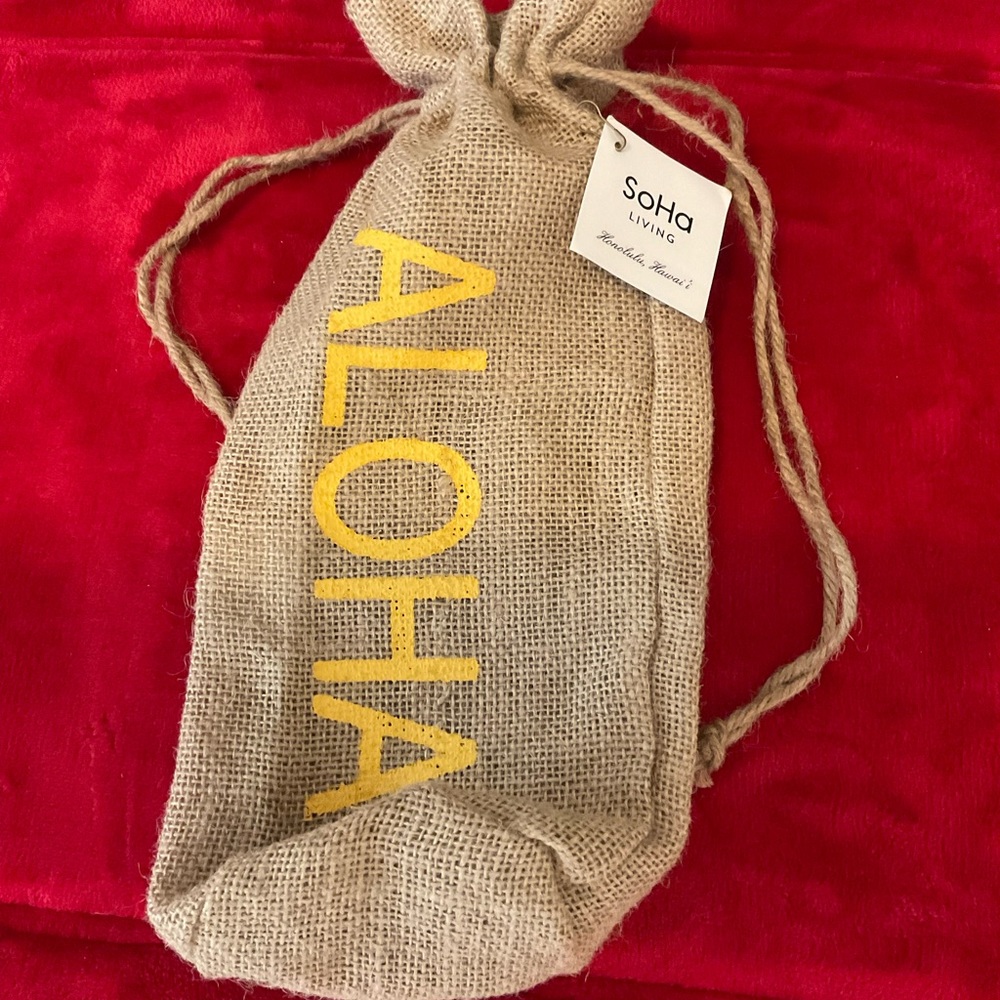 This is a very cute NWT SoHa Hawaii Wine Bottle Burlap Bag